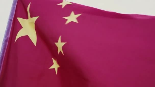 Chinese vlag zwaaien. Vlag van de volkeren van China tegen de blauwe hemel. — Stockvideo