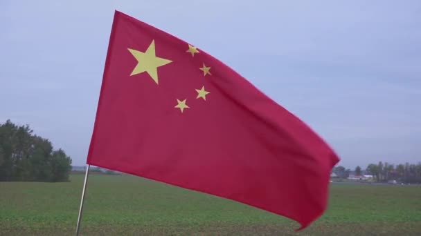 Brandissant le drapeau chinois. Drapeau de la République populaire de Chine contre le ciel bleu . — Video