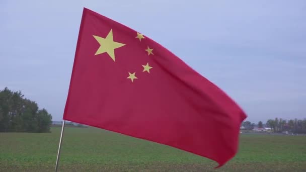 Ondeando bandera china. Bandera de la República Popular China contra el cielo azul . — Vídeo de stock