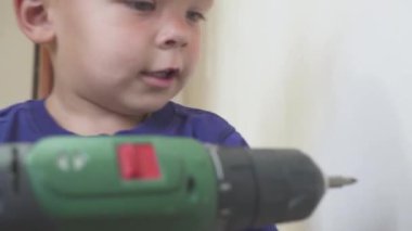 Genç Sevimli Oluşturucusu çocuk tek tip ve sabit hat veya kask ile inşaat ve onarım arka planı Elektrikli tornavida.