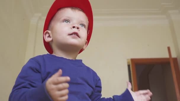 Dítě s tvrdý klobouk a konstrukce nástrojů — Stock video