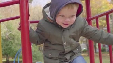 Neşeli çocuk oyun parkında tepeden aşağı sürme