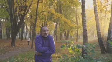 Adam ellerini ısınma sonbahar park, Don. soğuk.