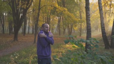 Adam ellerini ısınma sonbahar park, Don. soğuk.