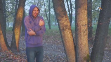 Adam ellerini ısınma sonbahar park, Don. soğuk.