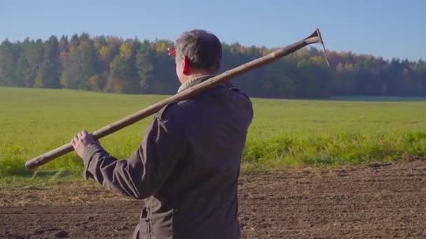 Όμορφος εργάτης με γενειάδα με γεωργικά εργαλεία protrait — Αρχείο Βίντεο