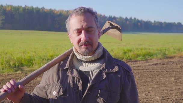 英俊农场工人胡子与农场工具人像 — 图库视频影像
