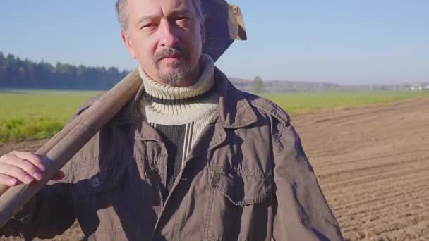Красивый работник фермы с бородой и прообразом сельскохозяйственного инструмента — стоковое видео