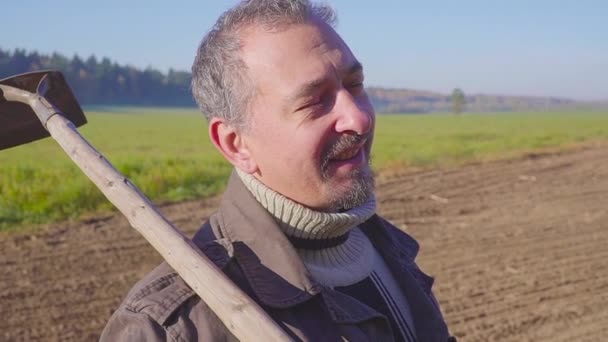 Hermoso campesino con barba con herramientas agrícolas protrait — Vídeos de Stock