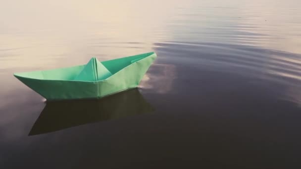 Bluei paper segeln Segelboot auf dem Wasser. Fluss, See, Meer. — Stockvideo