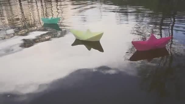 Bluei papír plachetnici plující na vodě. Řeka, jezero, moře. — Stock video