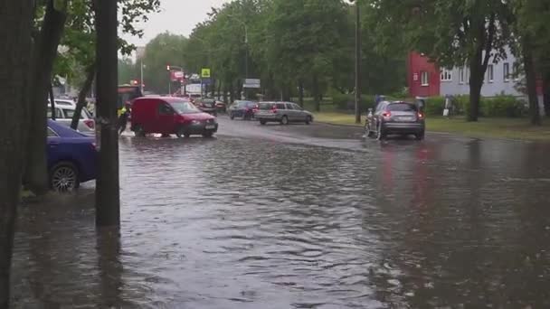 MINSK. BÉLARO - 21. 05.2018: Calles inundadas después de fuertes lluvias en la ciudad. Rescatadores evacuan coches rotos empotrados en la ciudad europea . — Vídeos de Stock