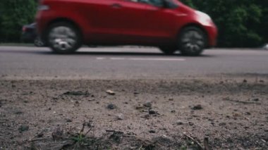 Etkin trafik ile road yakınındaki bez bebek düşüyor. Çok araba arkadan geliyor. Ağır çekim.