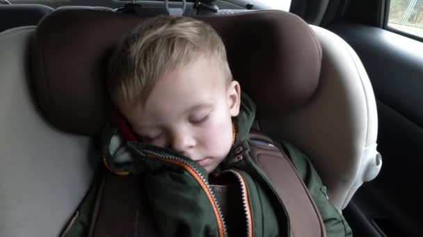 The baby is sleeping in the car in the way — Stock Video