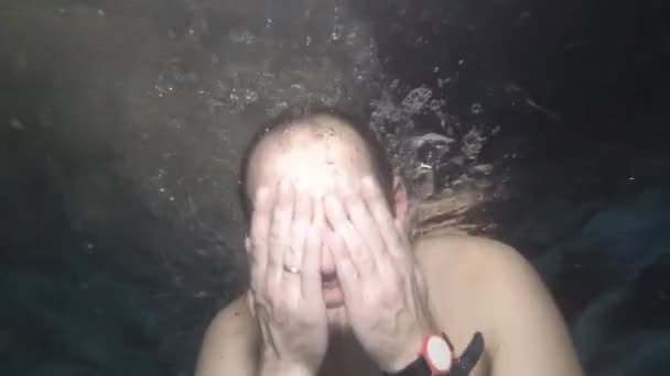 Junger Mann wäscht Gesicht unter Wasser. — Stockvideo