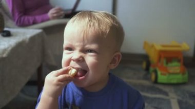 Bir yaşındaki çocuk TV - dolly atış izliyor. Küçük çocuk çizgi film odasında TV izliyor.