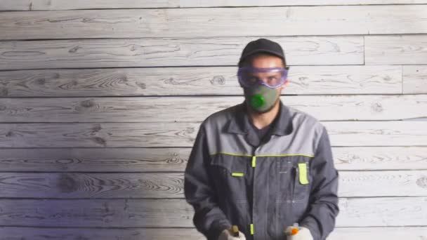 Retrato de um homem com spray pronto para limpar algo — Vídeo de Stock