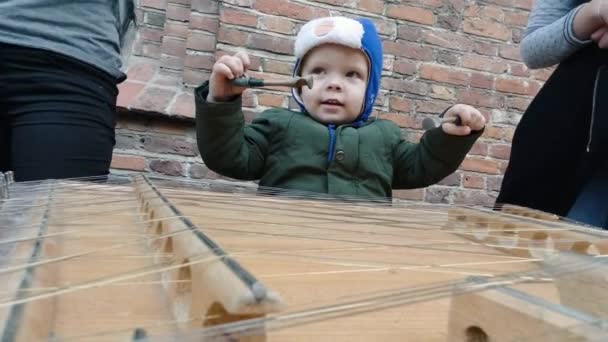 Bébé Jouant Cymbales Plein Air — Video