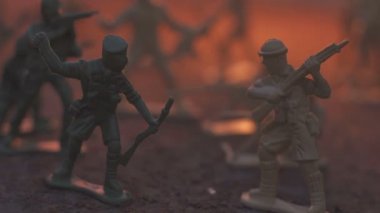 oyuncak model asker yangında. Savaş ölüm kavramı. ağır çekim