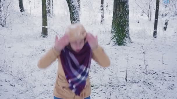 Atractiva joven bailando tonta y divertida en un parque de invierno, divirtiéndose, sonriendo. Movimiento lento . — Vídeos de Stock