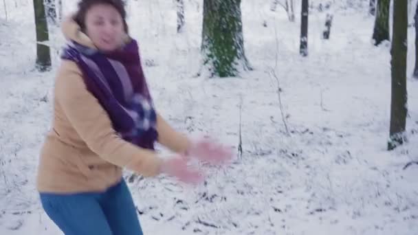 Atrakcyjna Młoda Kobieta Taniec Głupie Śmieszne Winter Park Zabawa Uśmiechający — Wideo stockowe