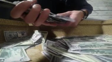 Erkek evrak çantası'na dolarlarına ambalaj