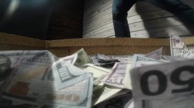 Erkek evrak çantası'na dolarlarına ambalaj