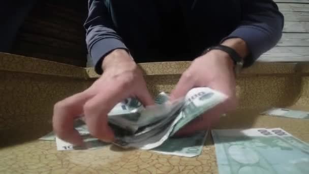 Män packning euro räkningar i till portföljen — Stockvideo