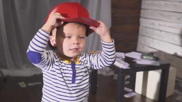 Портретний хлопець будівельник в шоломі посміхається — стокове відео
