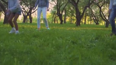 Anne ve iki kızı bahar Park çiçek bahçesinde topuyla sporu. Etkin boş.
