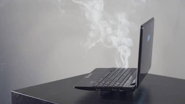 Ноутбук зламався і курився. бізнес-концепція — стокове відео