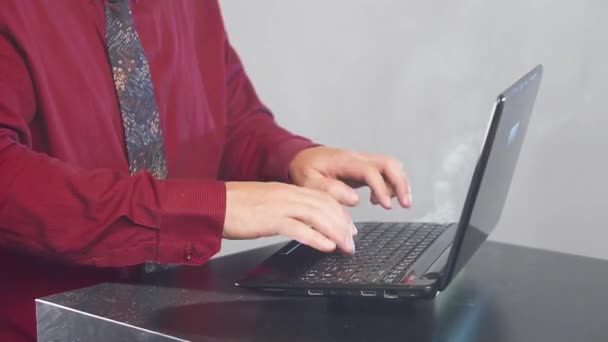 Człowiek, dłoni i palców na uszkodzony laptop komputer. Dymu w pokoju. — Wideo stockowe