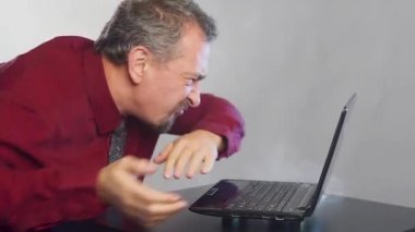 Deli fanatik işadamı ölür ve yanan bir bilgisayar çalışma.