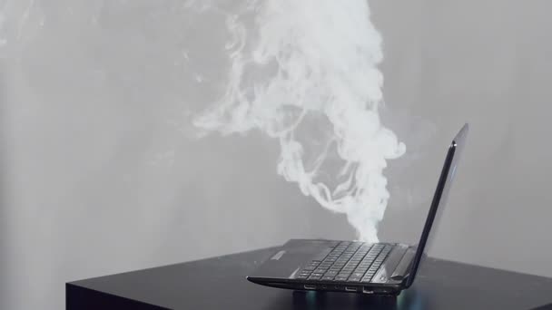 Ноутбук зламався і курився. бізнес-концепція — стокове відео