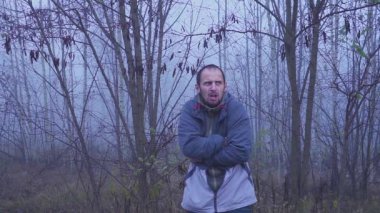 soğuk sonbahar ya da açık HD Güz hava nedeniyle hasta adam titredi.