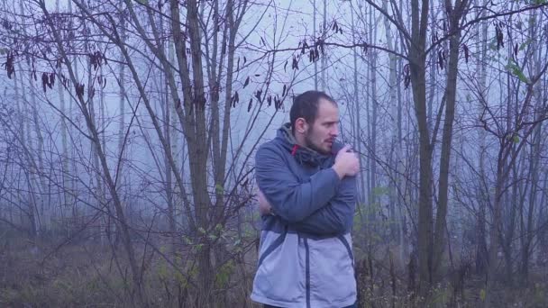Chory człowiek dreszcze zimna jesień wskutek upadku Pogoda w Plener hd. — Wideo stockowe