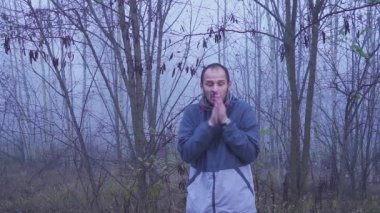 soğuk sonbahar ya da açık HD Güz hava nedeniyle hasta adam titredi.