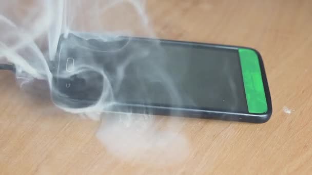 Smartphone Está Deitado Mesa Fumar Queimar Breve Fogo Começará Conceito — Vídeo de Stock