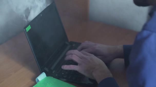 Laptop bröt och rökt medan du arbetar i office — Stockvideo