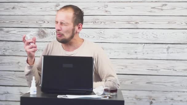 Hombre Barba Enfermo Tos, sentado en el lugar de trabajo con la computadora . — Vídeo de stock