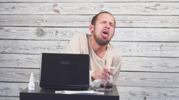 Hombre Barba Enfermo Tos, sentado en el lugar de trabajo con la computadora . — Vídeos de Stock