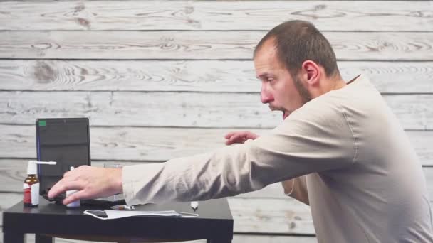 Hombre Barba Enfermo Tos, sentado en el lugar de trabajo con la computadora . — Vídeos de Stock