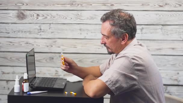 Kranker Bartträger hustet, sitzt am Arbeitsplatz mit Computer. — Stockvideo