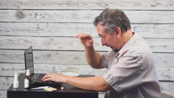 Hombre Barba Enfermo Tos, sentado en el lugar de trabajo con la computadora . — Vídeos de Stock