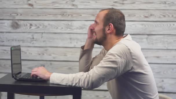 Negocios en Internet. El hombre de negocios que trabaja en la computadora. Y el dinero cae sobre él . — Vídeo de stock