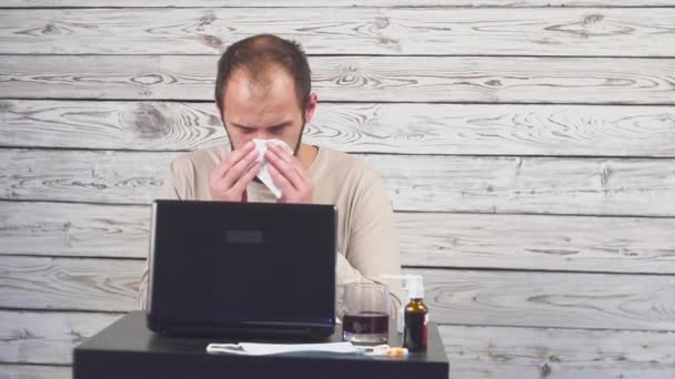 Kranker Bartträger hustet, sitzt am Arbeitsplatz mit Computer. — Stockvideo