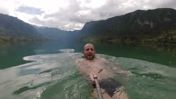 Блед, Словения, мужчина купается в горном озере — стоковое видео