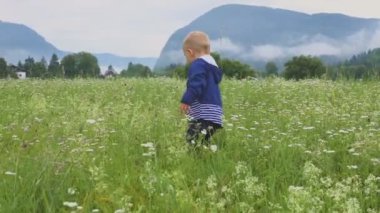 Yürüyüş ve yalnız dağ açık havada oynayan çocuk.