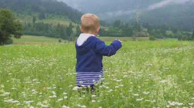Yürüyüş ve yalnız dağ açık havada oynayan çocuk.