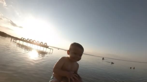 Pai feliz e seu filho tirando uma selfie juntos na praia. Sorrindo. . — Vídeo de Stock